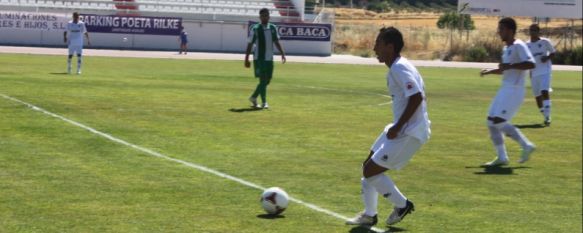 El lateral izquierdo Lupa, en el debut liguero ante el Atarfe.  // Nacho Garay