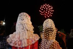 Cientos de personas contemplaron los fuegos artificiales. // CharryTV