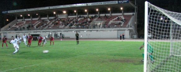 Miguel Díaz detuvo un penalti al local Juanito en la última acción del partido.  // Miguel Ángel Mamely