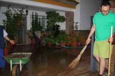 Todos los vecinos se volcaron para sacar el agua de las casas inundadas. // CharryTV