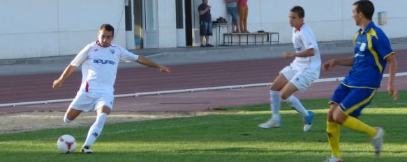 El C.D. Ronda sigue sin dar la talla en la Ciudad Deportiva, El conjunto blanco no pasó del empate ante el Comarca de Níjar, que sumó su primer punto liguero, 25 Sep 2012 - 21:00