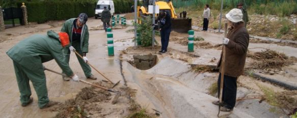 Vecinos y operarios municipales, realizando tareas de limpieza en el Llano de la Cruz.  // CharryTV