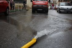 Los bomberos tuvieron que actuar en varios garajes de la zona centro que se encontraban inundados.  // CharryTV