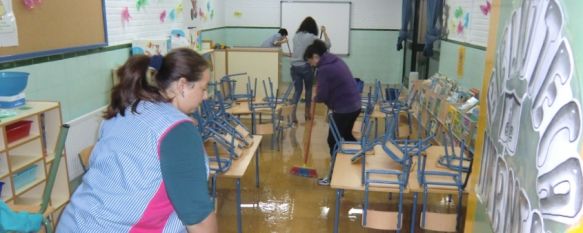 Varias clases del Colegio Virgen de la Cabeza amanecieron llenas de agua.  // CharryTV