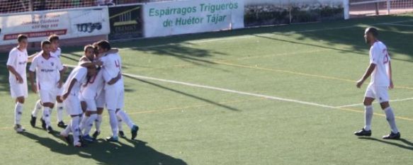 Los jugadores rondeños celebran el primer gol de la tarde, obra de Juanito. // CharryTV