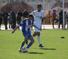 El motrileño Alexis, golpeando el balón ante la atenta mirada de Salva García. // CharryTV