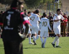 Los jugadores rondeños celebran el gol anotado por el canterano Alfonso, ante la desesperación de Bacas. // CharryTV