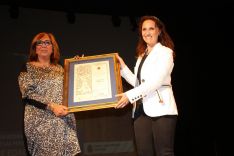 Aroal recibió el reconocimiento de manos de Mª José Zarzavilla, delegada de Igualdad. // CharryTV
