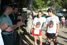 La imagen más emotiva de la prueba fue el homenaje de estos jóvenes a Blas, el joven arriateño que intenta recuperarse de un aparatoso accidente en motocicleta. // CharryTV