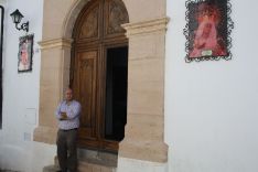 Alfonso García, a las puertas de la ermita de la Hermandad de La Columna. // CharryTV