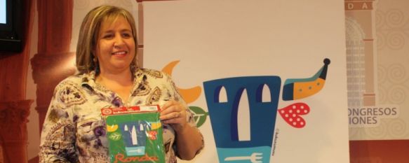 Isabel Mª Barriga, delegada de Turismo, mostrando una de las camisetas. // CharryTV