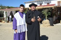 El sacerdote junto al monaguillo, ataviados con sotanas de la época. // CharryTV
