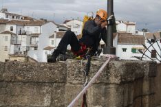 Los bomberos han rastreado toda la zona del Puente Nuevo. // CharryTV