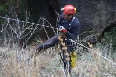 Un efectivo del Consorcio Provincial de Bomberos, esta tarde durante las labores de búsqueda. // CharryTV