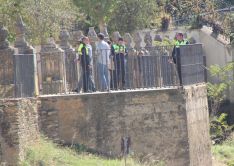 Los cuerpos de seguridad han acordonado uno de los balcones de la Alameda del Tajo. // CharryTV