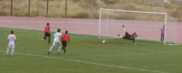 El visitante Chupi erró un penalti en los primeros minutos del choque. // Miguel Ángel Mamely