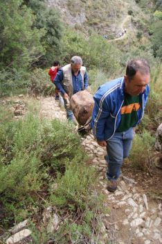 Varios voluntarios, durante las labores de limpieza del Tajo del Abanico. // CharryTV