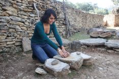 Lorena Peña, historiadora de Algaba de Ronda, mostrando cómo se molía el trigo. // CharryTV