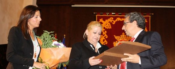 Aurora González, viuda del profesor Sánchez Carrillo, recibió una placa. // CharryTV