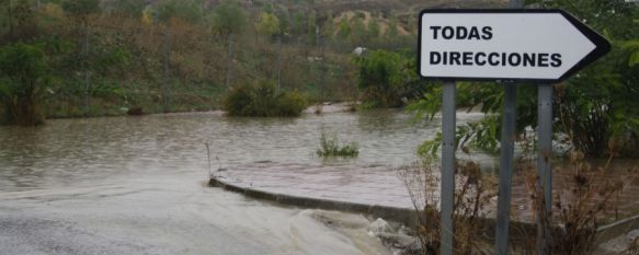 El agua acumulada ha provocado el corte al tráfico del vial entre la barriada de Padre Jesús y la Cruz de San Jorge. // CharryTV