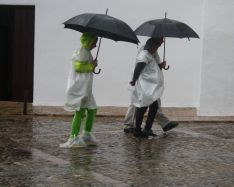 Los turistas que a diario llegan a la ciudad, cobijándose de la lluvia. // CharryTV
