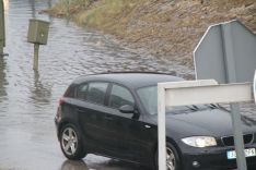 El agua también ha inundado zonas de la carretera de circunvalación. // CharryTV
