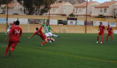 Faucho pugna un balón con el local José David. // Almería360.com