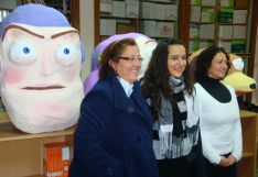 La profesora Maribel Morales, junto a las alumnas Carolina Sánchez y Pilar Castaño. // CharryTV