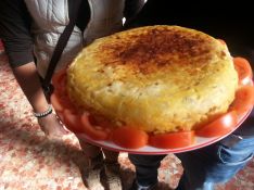 Tatiana Fernández y Rafael Rioja hicieron una tortilla con un ingrediente secreto. // CharryTV