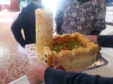 La familia Blanco Feo se volcó por completo en la creación de una tortilla con forma de castillo que se llevó un merecido premio. // CharryTV