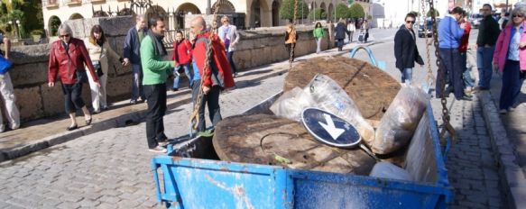 Retiran cinco toneladas de basura del Tajo, Especialistas de la empresa Soliarsa se han colgado de cuerdas para limpiar las Cornisas, 31 Oct 2012 - 19:53