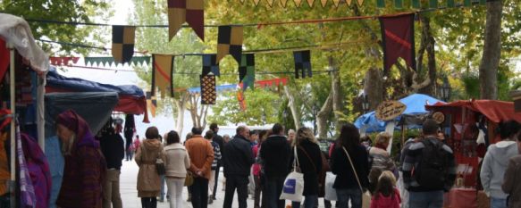 Durante toda la mañana cientos de personas han pasado por el Mercado Medieval.  // CharryTV