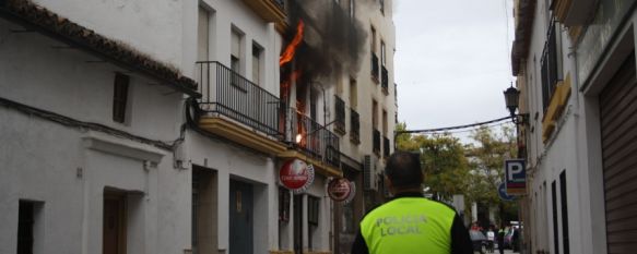 El fuego se inició en la sala de estar de esta vivienda del tramo alto de calle Infantes. // CharryTV