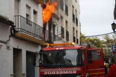 Los bomberos acudieron con rapidez y consiguieron extinguir las llamas. // CharryTV