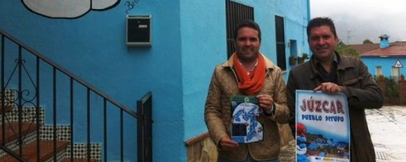El diputado de Turismo, Jacobo Florido, ha visitado hoy Júzcar acompañado de su alcalde, David Fernández. // CharryTV El diputado de Turismo, Jacobo Florido, ha visitado hoy Júzcar acompañado de su alcalde, David Fernández. // CharryTV