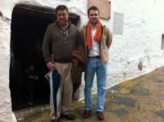 Francisco Macías, alcalde de Pujerra y el diputado de Turismo, junto a las instalaciones inauguradas hoy. // CharryTV