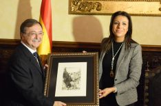 Obsequio que recibió el presidente de Ceuta de manos de María de la Paz Fernández. // CharryTV