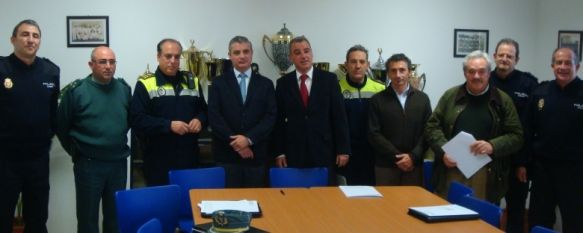 Representantes de los cuerpos de seguridad, junto a miembros de asociaciones agrarias y ganaderas en la Junta Local de Seguridad celebrado hoy. // CharryTV