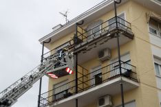 Los bomberos han actuado para evitar el desprendimiento de parte de la cornisa de esta vivienda de la plaza del Ahorro. // CharryTV