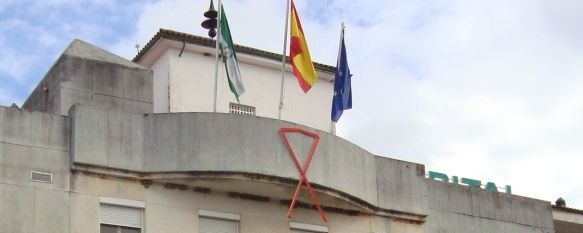 El lazo rojo contra el SIDA, en el Hospital General Básico de La Serranía. // CharryTV