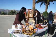 Los pequeños han disfrutado de la compañía de sus padres y algunos familiares durante el desayuno. // CharryTV