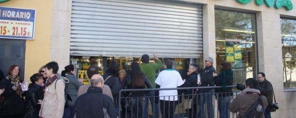 Imagen del momento en que el supermercado Mercadona del polígono El Fuerte cerraba sus puertas tras la llegada del piquete informativo. // CharryTV