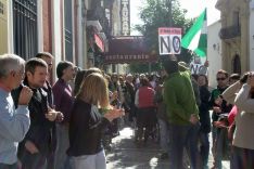 Decenas de manifestantes concentrados junto a la oficina principal de Correos en Ronda. // CharryTV