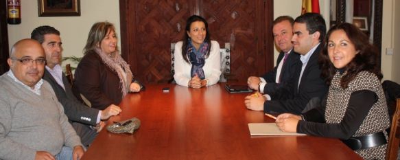 Representantes municipales de Vejer, Arcos de la Frontera y Ronda, en la reunión celebrada esta mañana en el Ayuntamiento. // CharryTV