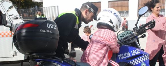 El Colegio Fernando de los Ríos se convierte en un centro de educación vial, Los alumnos pudieron conocer de primera mano los vehículos de la Policía Local y Protección Civil, 15 Nov 2012 - 18:36