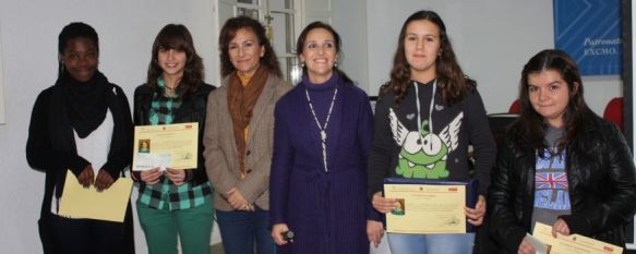 La delegada de Igualdad, María José Zarzavilla, y la diputada provincial, Pilar Conde, fueron las encargadas de entregar los premios. // CharryTV