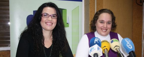 La coordinadora provincial del IAJ, Soraya García, ha presentado el certamen junto a Ariadna Mateos. // CharryTV