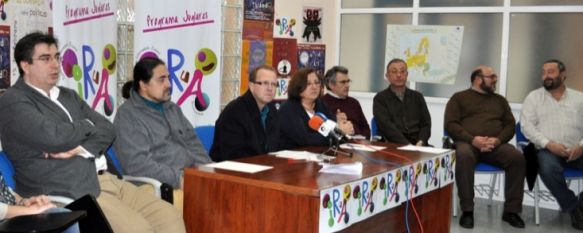 El Gerente del CEDER Serranía de Ronda, Juan Manuel Gutiérrez, junto a representantes de los institutos de la Comarca.  // CharryTV