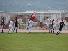 El meta malaguista Pol se mostró muy inspirado en los acercamientos del C.D. Ronda al área rival. // Miguel Ángel Mamely