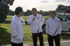 Joaquín instruye a sus compañeros Isco y Saviola sobre la pista de Ascari. // CharryTV